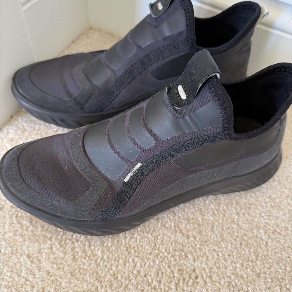 Ecco women’s  Black Slip-On Sneakers